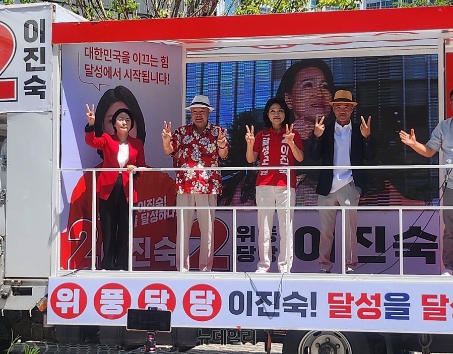▲ 30일 오전 다사 만남의광장에서 열린 유세에는 손수조 국민의힘 대변인을 비롯해 전 복싱 세계챔피언 홍수환 씨, 서해 피격 공무원 고(故) 이대준 씨의 형 이래진 씨가 연단에 올랐다.ⓒ뉴데일리