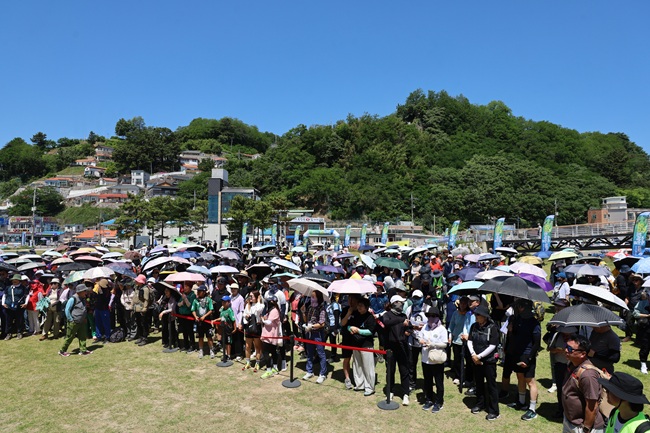 ▲ 참가자들은 해안 절경을 따라 걸으며 곳곳에 마련된 포토존과 체험 프로그램을 즐기며 삼척의 자연과 문화를 몸소 체험했다. 행사장에는 지역 특산품 판매 부스와 함께 에어볼 이벤트, 봉잡기 게임 등 다양한 현장 이벤트가 운영됐다. ⓒ강원관광재단