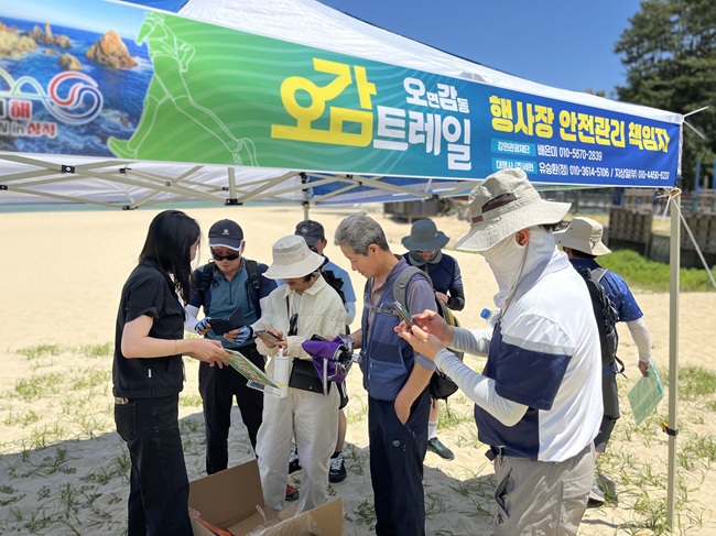 ▲ 참가자 전원에게는 보조배터리, 스포츠양말, 간식 등 다양한 제공품과 함께 삼척 지역 전통시장 및 관광지에서 사용할 수 있는 지역상품권이 지급됐다. ⓒ강원관광재단