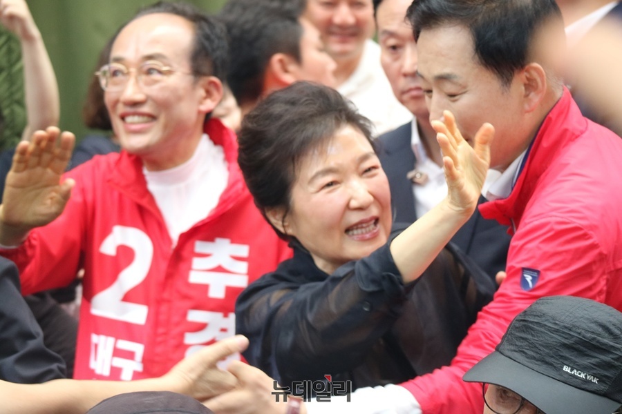 ▲ 박근혜 전 대통령은 31일 오후 대구 서문시장을 방문해 상인들과 시민, 지지자들에게 인사를 하고 있다.ⓒ뉴데일리