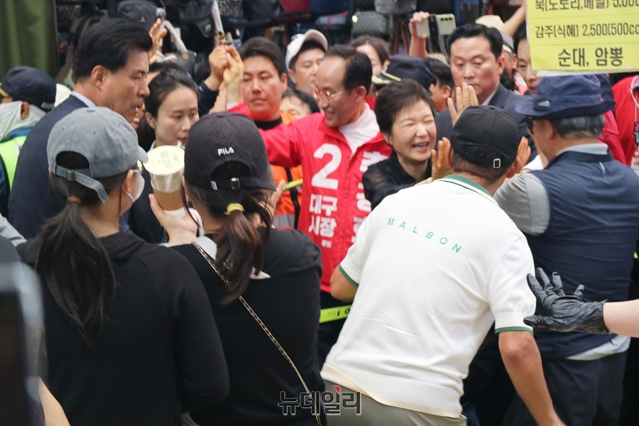 ▲ 박근혜 전 대통령이 31일 오후 4시 서문시장을 찾은 가운데 구름인파가 몰려 들었고 주위에서는 '박근혜' '박근혜'를 연호하는 모습이 많이 연출됐다.ⓒ뉴데일리