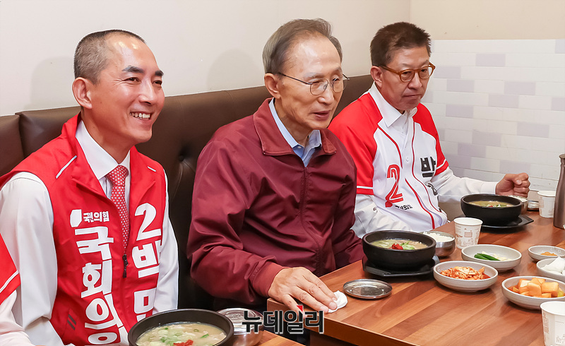 ▲ 이명박 전 대통령이 31일 오전 부산 해운대구 한 돼지국밥집을 찾아 박형준 부산시장 후보(오른쪽), 박민식 부산 북구갑 국회의원 보궐선거 후보와 함께 식사하고 있다. ⓒ부산=서성진 기자