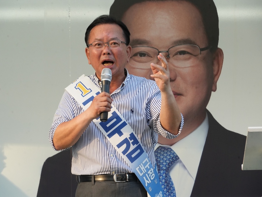 ▲ 더불어민주당 김부겸 후보는 아파트 단지 입구에 유세차를 세우고 연설하는 현장 밀착형 벽치기 유세에 나섰다.ⓒ김부겸 희망캠프