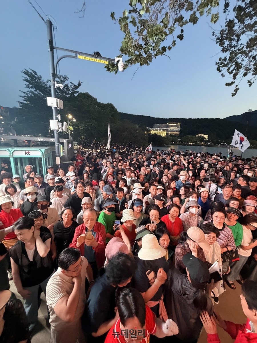 ▲ 수성못 상화동산 인근에는 박 전 대통령의 방문 소식을 듣고 모여든 지지자들과 주말 산책을 나온 시민들이 뒤섞여 인산인해를 이뤘다.ⓒ뉴데일리