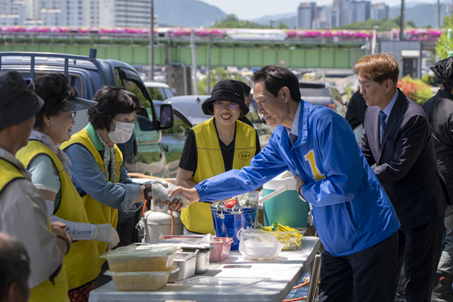 ▲ 우상호 후보는 30일 강릉을 찾아 김중남 강릉시장 후보와 함께 시민들을 만나 강릉 발전과 강원도 변화의 적임자임을 강조했다. ⓒ우상호 후보 캠프 제공