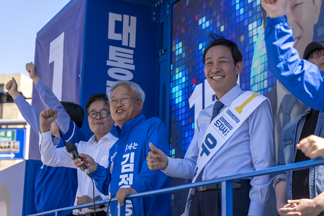 ▲ 우상호 후보는 양양군청 사거리에서 김정중 양양군수 후보와 함께 양양 발전 구상을 밝히며 지지를 호소했다. ⓒ우상호 후보 캠프 제공