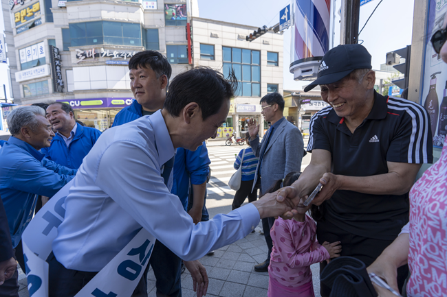 ▲ 우상호 후보는 양양군청 사거리에서 김정중 양양군수 후보와 함께 양양 발전 구상을 밝히며 지지를 호소했다. ⓒ우상호 후보 캠프 제공