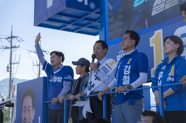 ▲ 우상호 후보는 속초 (구)선관위 사무실 앞 사거리와 쌍다리교차로에서 김철수 속초시장 후보, 김도균 더불어민주당 강원도당위원장, 백승아 국회의원, 배우 우현·이관훈 씨가 함께 연이어 유세를 진행하며 시민들에게 지지를 호소했다. ⓒ우상호 후보 캠프 제공