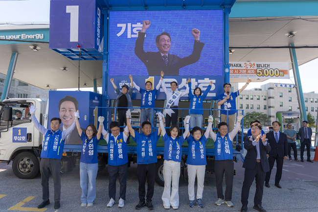 ▲ 우상호 후보는 31일 오전에도 속초 아남프라자 앞 거리 유세에 이어 속초고등학교 총동문체육대회 현장을 방문해 동문 및 지역 주민들과 인사를 나누며 지지를 호소했다. ⓒ우상호 후보 캠프 제공