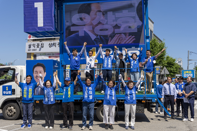 ▲ 우상호 후보는 함명준 고성군수 후보, 김도균 더불어민주당 강원도당위원장, 백승아 국회의원, 배우 우현 씨와 함께 고성 토성면 하나로마트 앞을 시작으로 연이어 고성 일대를 돌며 군민들에게 지지를 호소했다. ⓒ우상호 후보 캠프 제공