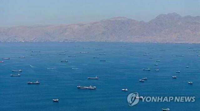 ▲ 호르무즈 해협 부근에서 정박 중인 선박들. 출처=로이터ⓒ연합뉴스
