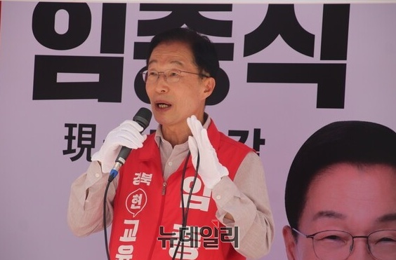 ▲ 임종식 후보가 31일 포항의 대표적 전통시장인 죽도시장을 찾아 막판 표심 잡기에 총력을 기울였다.ⓒ뉴데일리
