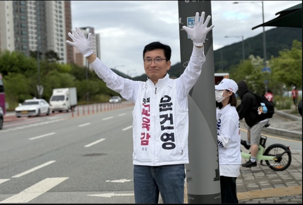 ▲ 주말 거리인사를 하고 있는 윤건영 충북도교육감 후보.ⓒ윤건영 캠프 제공