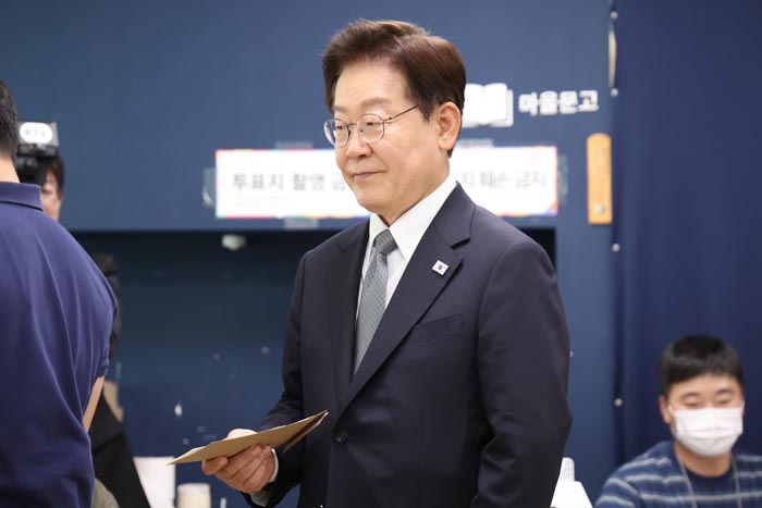 ▲ 이재명 대통령이 지난 29일 서울 종로구 삼청동 주민센터에 마련된 투표소에서 제9회 전국동시지방선거 사전투표를 하기 위해 기표소로 들어가는 모습. ⓒ뉴시스