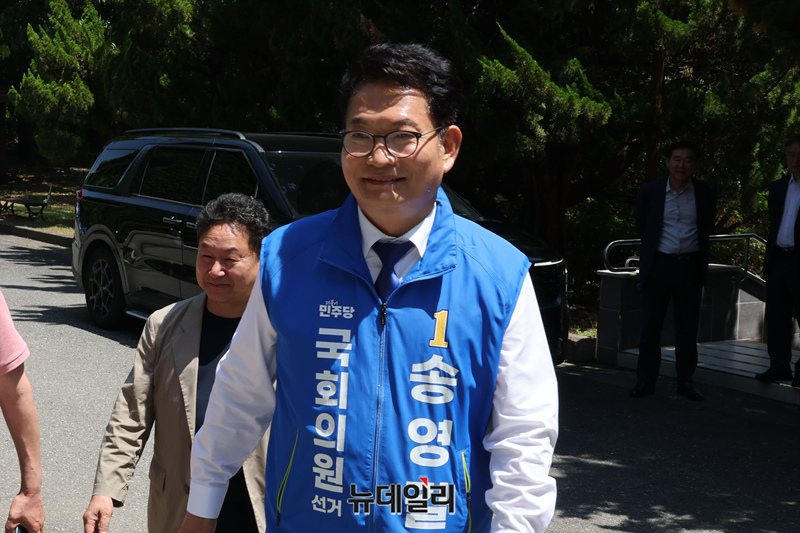 ▲ 송영길 더불어민주당 인천 연수갑 국회의원 보궐선거 후보가 지난달 29일 인천 연수구 사할린동포복지회관에 방문해 시설을 둘러보는 모습. ⓒ이종현 기자