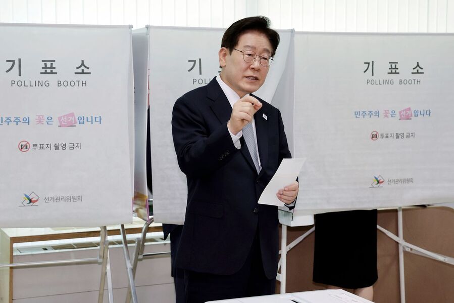 ▲ 이재명 대통령이 제9회 전국동시지방선거 사전투표 첫날인 지난달 29일 서울 종로구 삼청동 주민센터에서 사전 투표 중 기표 도장 관련 문의를 하고 있다. ⓒ연합뉴스