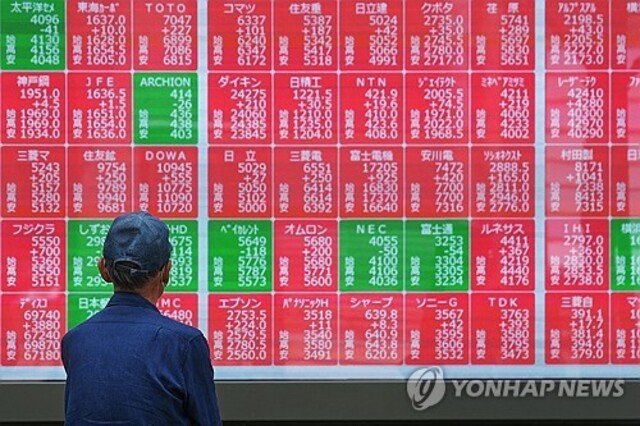 ▲ 일본의 한 투자자가 증시 현황을 살펴보고 있다. 출처=APⓒ연합뉴스