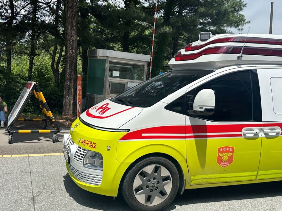▲ 1일 오전 10시 59분께 대전 유성구 외삼동 한화에어로스페이스 대전 사업장에서 폭발 사고가 발생한 가운데 구급차가 현장에서 나오고 있다. ⓒ뉴시스