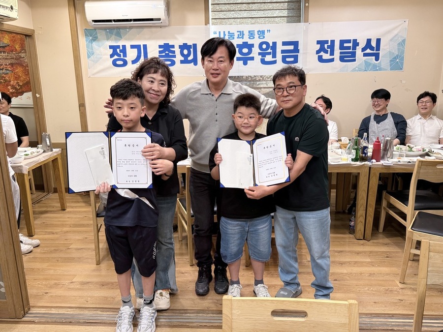 ▲ ‘2026년 나눔과 동행 정기 총회 및 후원금 전달식’에서 장애인 학생 선수 후원금 200만 원을 전달했다.이번 후원 대상은 조동빈(11, 유덕초4), 최승빈(11, 상무초4) 선수로, 두 선수는 광주장애인지정스포츠클럽 소속 배드민턴 꿈나무 선수다.(왼쪽부터 최승빈, 최승빈 보호자(변경연씨), 김명원 회장, 조동빈, 조동빈 보호자)ⓒ광주광역시장애인체육회 제공