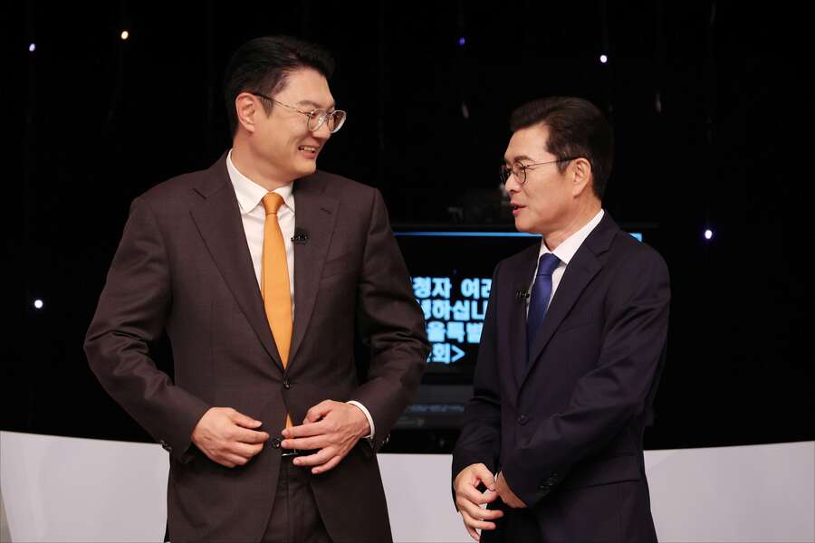 ▲ 정원오(오른쪽) 더불어민주당 서울시장 후보와 김정철 개혁신당 서울시장 후보가 지난달 28일 서울 마포구 SBS 프리즘타워 오디토리움에서 열린 '제9회 전국동시지방선거 서울특별시장선거 후보자 토론회'를 앞두고 대화를 하는 모습. ⓒ뉴시스