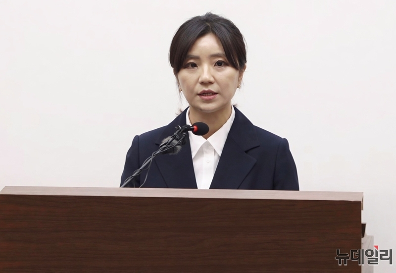 ▲ 김영환 국민의힘 충북지사 후보 캠프 법률지원단장인 김소연 변호사가 1일 도청 브리핑룸에서 기자회견을 하고 있다. ⓒ표윤지 기자