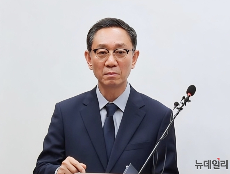 ▲ 신용한 더불어민주당 충북지사 후보 캠프 황인원 사무장이 1일 도청 브리핑룸에서 기자회견을 하고 있다. ⓒ표윤지 기자