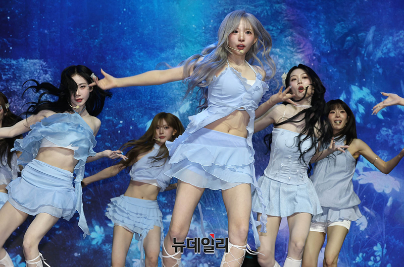[영상] 24명이 한 무대에...24인조 걸그룹 '트리플에스' 복귀