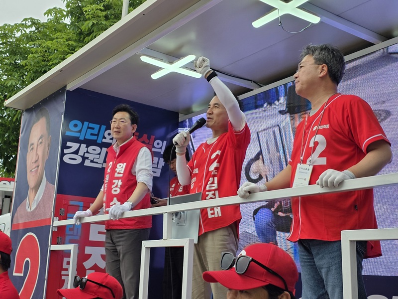 ▲ 국민의힘 김진태 강원특별자치도지사 후보가 1일 오후 나경원 의원과 홍천 유세를 마친 뒤, 원주로 이동해 그물망 유세를 이어가며 표심 공략에 총력을 기울였다. 이어 원주시청 사거리에서 진행된 저녁 거리 유세 현장에는 박정하 의원과 원강수 원주시장 후보, 그리고 광역·기초의원 후보자들이 대거 합류해 집중 유세를 펼쳤다. ⓒ강원인(人)캠프
