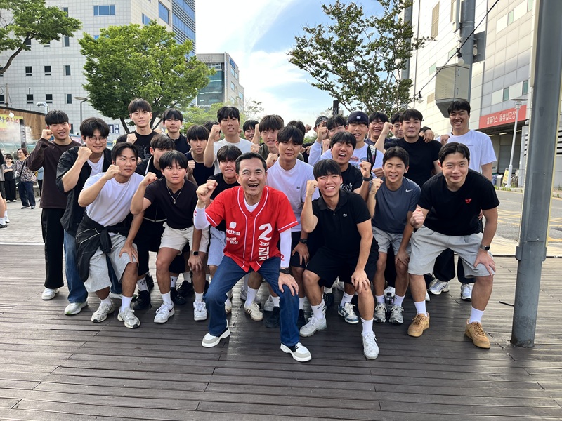 ▲ 국민의힘 김진태 강원특별자치도지사 후보가 선거 전 마지막 주말을 맞아 춘천과 강릉을 오가는 총력 유세전을 펼쳤다. 김진태 후보는 지난달 31일 오전 춘천 일정을 마무리한 뒤 강릉으로 이동해 주문진 일대를 유세차로 순회하며 본격적인 영동 지역 표심 공략에 나섰다. ⓒ강원인(人)캠프