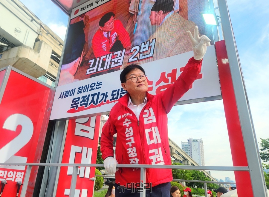 ‘막판 표심’ 잡기 나선 김대권 수성구청장 후보…출근길 거리 인사 총력