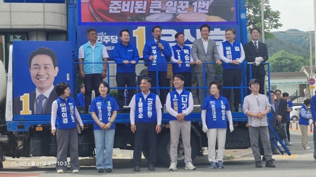 ▲ 더불어민주당 우상호 도지사 후보와 박승영 홍천군수 후보 등 출마자들은 홍천우체국 앞에 총출동해 '원팀' 합동유세를 펼쳤다. ⓒ박승영 후보 캠프 제공