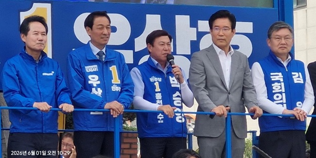 ▲ 더불어민주당 우상호 도지사 후보와 박승영 홍천군수 후보 등 출마자들은 홍천우체국 앞에 총출동해 '원팀' 합동유세를 펼쳤다. ⓒ박승영 후보 캠프 제공