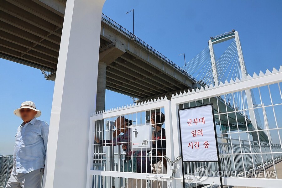 ▲ 군당국과 인천경제청이 청라하늘대교 해상데크 출입문에 채워진 쇠사슬과 자물쇠를  해제하기로 합의함에 따라  전망대 등 관광시설을 편리하게 이용할 수 있게 됐다.  ⓒ연합뉴스 제공