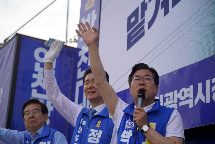 ▲ 박찬대 인천시장 후보(오른쪽 첫번째)가 1일 오전 출근시간에 맞춰 송도국제도시에서 시민들을 향해 손을 흔들며 지지를 호소하고 있다. 
ⓒ 박찬대 후보 캠프 제공