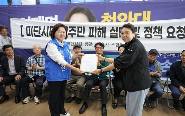 ▲ 손화정 후보(왼쪽)가 미단시티 문제 해결을 위해 지역 주민 대표들과 만나 현안 해결을 위한 건의서를 건너 받고 있다. ⓒ손화정 후보 캠프 제공