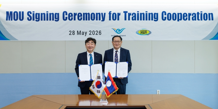 ▲ 지난달 28일 인천국제공항공사 항공교육원 회의실에서 진행된 ‘교육 협력을 위한 양해각서 체결식’에서 염상훈 인천공항공사 항공교육원장(왼쪽)과 라오스 공공사업교통부 부아카오 쿤파야 국장 대행이 협약서에 서명한 후 기념 촬영을 하고 있다.ⓒ인천공항공사 제공