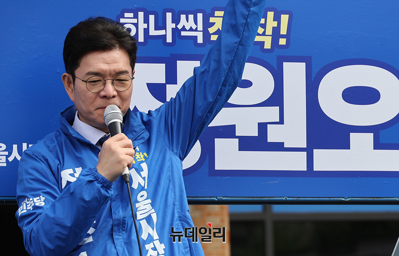 ▲ 정원오 더불어민주당 서울시장 후보가 지난달 21일 서울 서초구 고속버스터미널역에서 열린 지역 유세에서 지지 호소를 하는 모습. ⓒ정상윤 기자