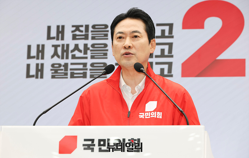 ▲ 장동혁 국민의힘 상임선거대책위원장이 2일 서울 여의도 국민의힘 중앙당사에서 열린 대국민 투표 참여 호소 담화문 발표를 하고 있다. ⓒ서성진 기자
