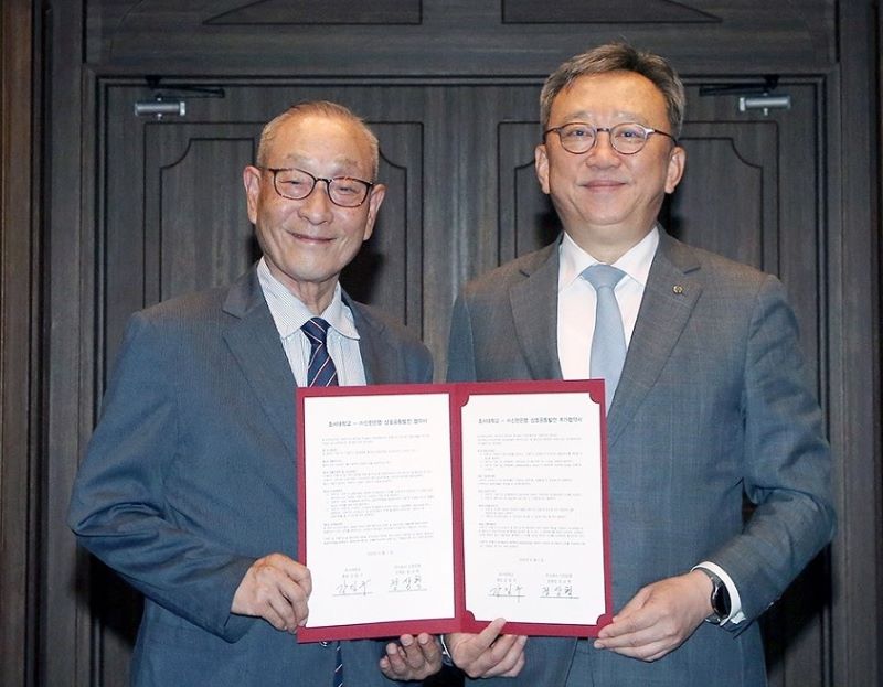 ▲ 강일구 호서대 총장(왼쪽)과 정상혁 신한은행장이 협약 체결 후 기념촬영을 하고 있다.ⓒ호서대