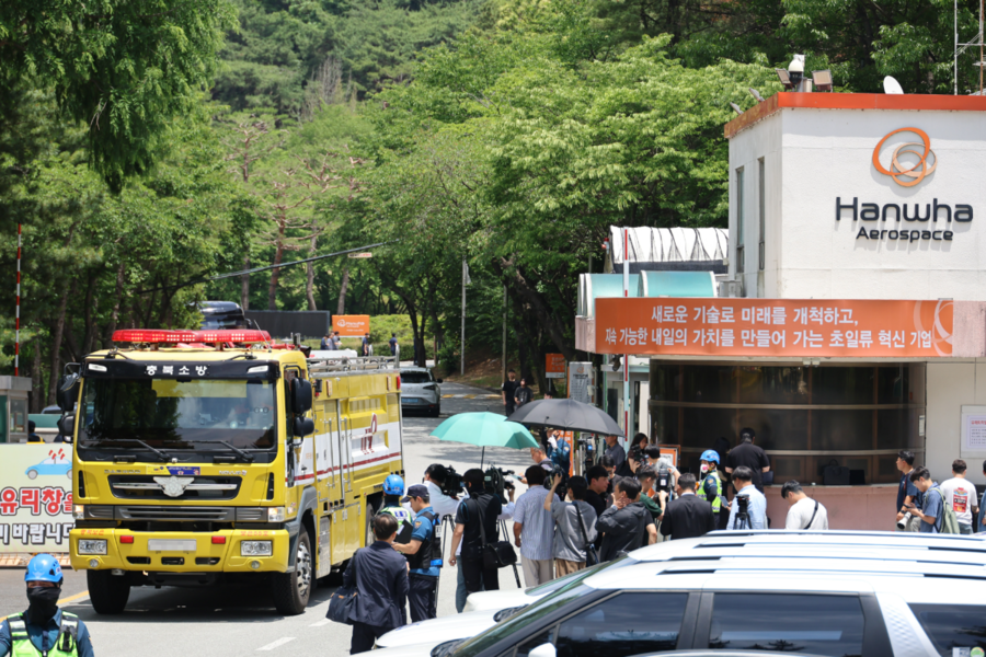 ▲ 지난 1일 오전 대전 유성구 외삼동 한화에어로스페이스 대전 공장에서 폭발 사고가 나 정문 앞이 통제 중인 가운데, 소방차 한 대가 정문 밖으로 나가고 있다. ⓒ연합뉴스