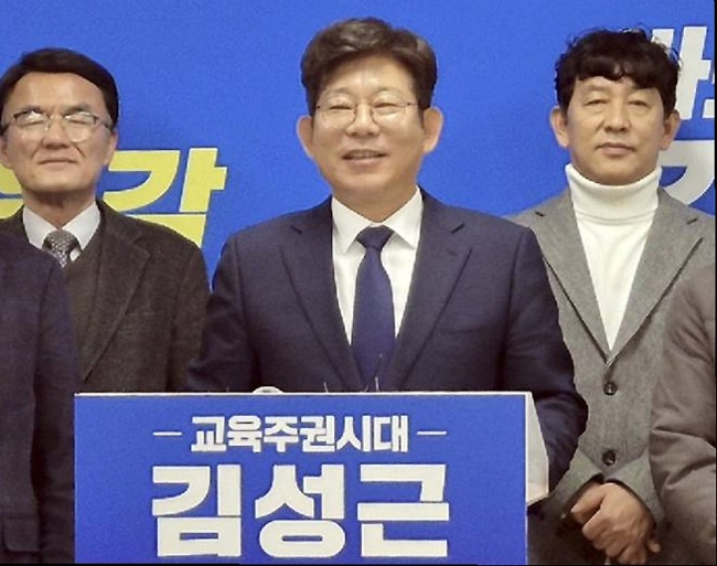 ▲ 김성근 충북도교육감후보가 2026년 2월 3일 충북도교육청 기자실에서 출마기자회견을 하고 있는 모습.ⓒ김성근 후보 캠프 제공