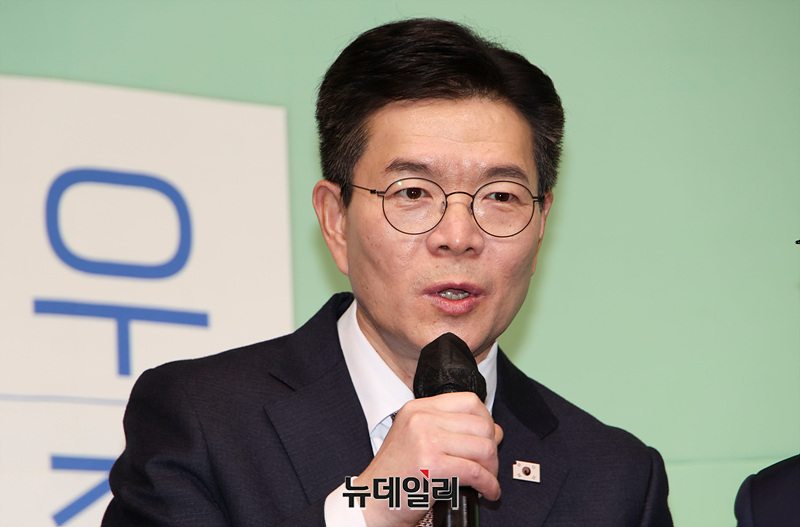 ▲ 정원오 더불어민주당 서울시장 후보가 지난달 26일 오후 서울 관악구 신림역을 찾아 차량에 올라 지지호소를 하고 있다. ⓒ서성진 기자