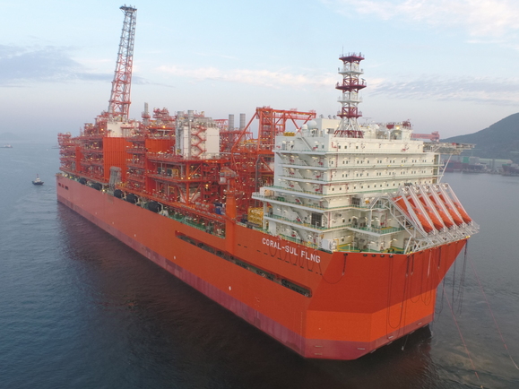 ▲ 삼성중공업이 건조한 대형 부유식 액화천연가스 생산설비(FLNG). ⓒ삼성중공업