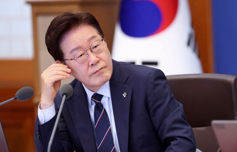 ▲ 이재명 대통령이 2일 청와대에서 열린 제24회 국무회의 겸 제11차 비상경제점검회의에서 참석자 발언을 듣고 있다. ⓒ뉴시스