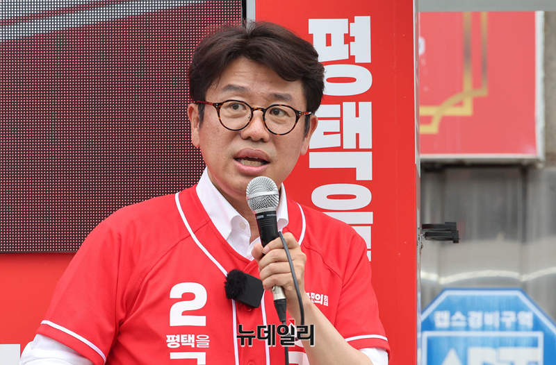 ▲ 유의동 국민의힘 평택을 국회의원 보궐선거 후보가 지난달 26일 경기 평택시 안중시장 오일장을 찾아 차량에 올라 지지를 호소하는 모습. ⓒ이종현 기자