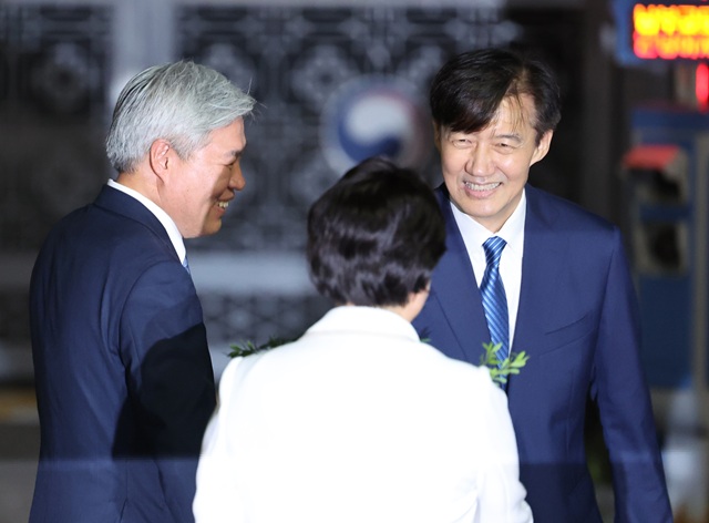 ▲ 조국 전 조국혁신당 대표가 지난해 8월 15일 자정쯤 서울 구로구 서울남부교도소에서 광복절 특사로 출소하며 김선민 당시 대표 권한대행과 인사하는 장면. ⓒ뉴시스