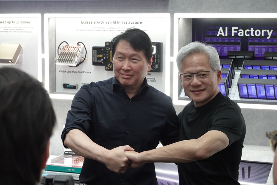 ▲ 젠슨 황 엔비디아 최고경영자(CEO)가 2일(현지시간) 대만 타이베이 난강전시센터에서 열린 '컴퓨텍스 2026'에서 SK하이닉스 부스를 방문해 최태원 SK 회장을 만났다.ⓒ공동취재단