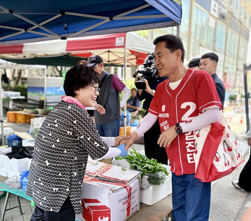 ▲ 국민의힘 김진태 강원특별자치도지사 후보가 선거일을 하루 앞둔 2일, 도민들의 삶 속으로 깊숙이 파고드는 겸손하고 친화적인 행보로 막판 표심 잡기에 총력을 기울였다. 김진태 후보는 이날 아침 춘천 팔호광장에서 출근길 시민들을 향한 거리유세로 하루를 시작한 뒤, 춘천 전역을 샅샅이 누비는 이른바 '그물망 유세'에 돌입했다. ⓒ강원인(人)캠프