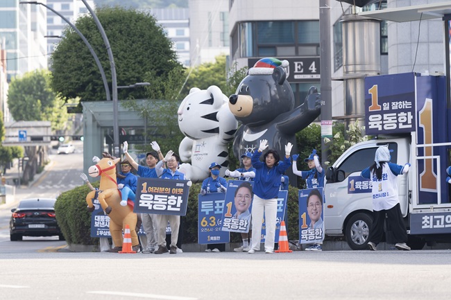 ▲ 세에서 이교선 강원도의원 후보, 이선영·김남덕 춘천시의원 후보, 박영림·백소련 강원도의원 비례대표 후보, 박인옥·변용대 춘천시의원 비례대표 후보와 당원들이 함께하며 마지막 지지를 호소했다. ⓒ육동한 후보 캠프 제공