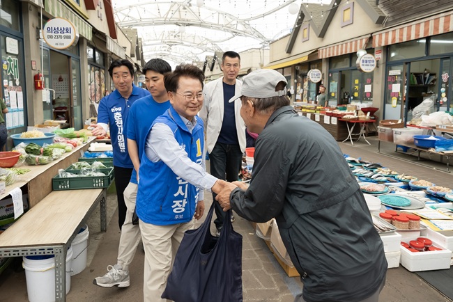 ▲ 더불어민주당 육동한 춘천시장 후보가 2일 풍물장 및 거리유세를 통해 막판 지지를 호소하고 있다. ⓒ육동한 후보 캠프 제공